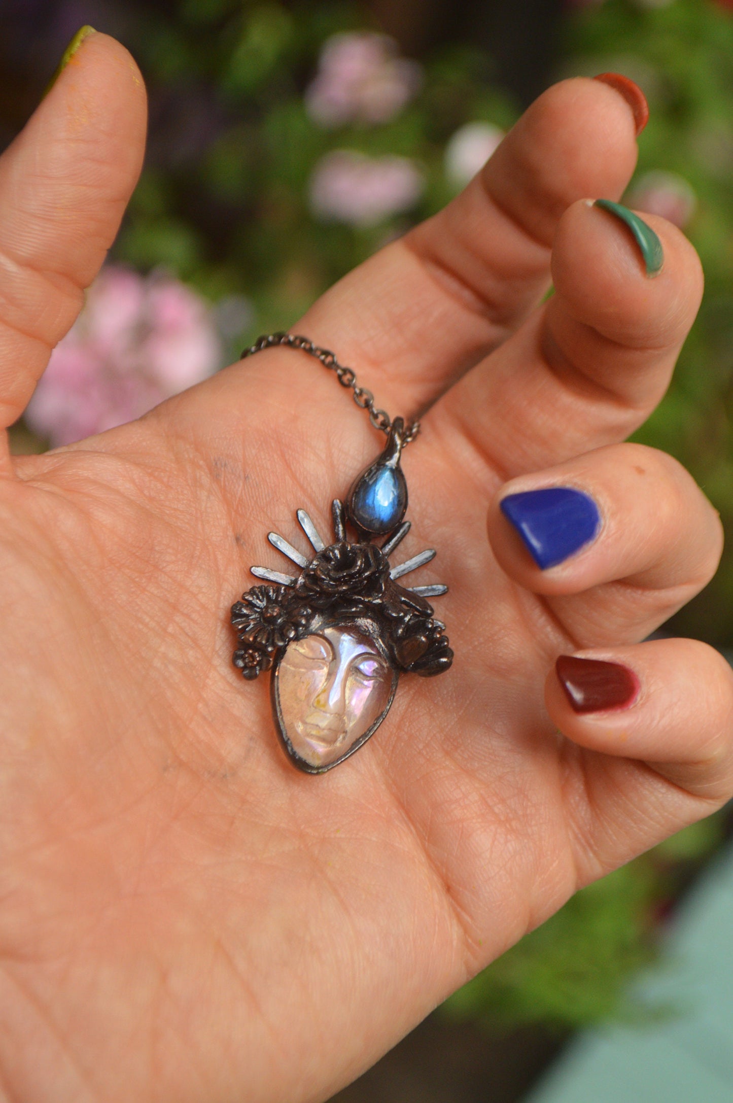 Frida collection - Flower crown face pendant with labradorite, gunmetal necklace