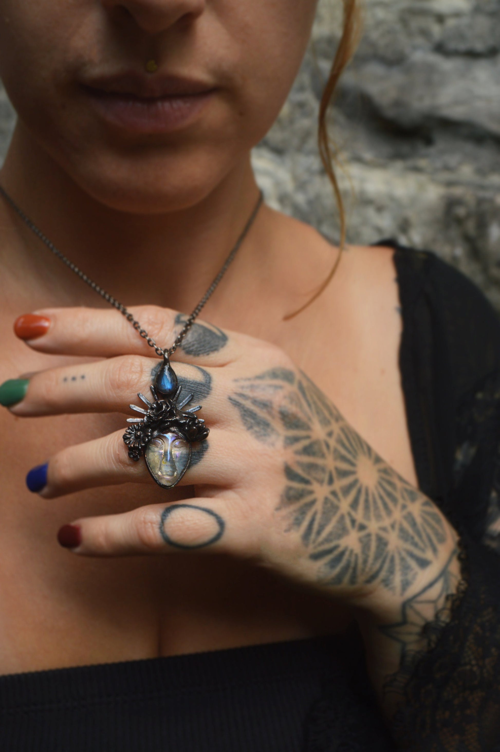 Frida collection - Flower crown face pendant with labradorite, gunmetal necklace