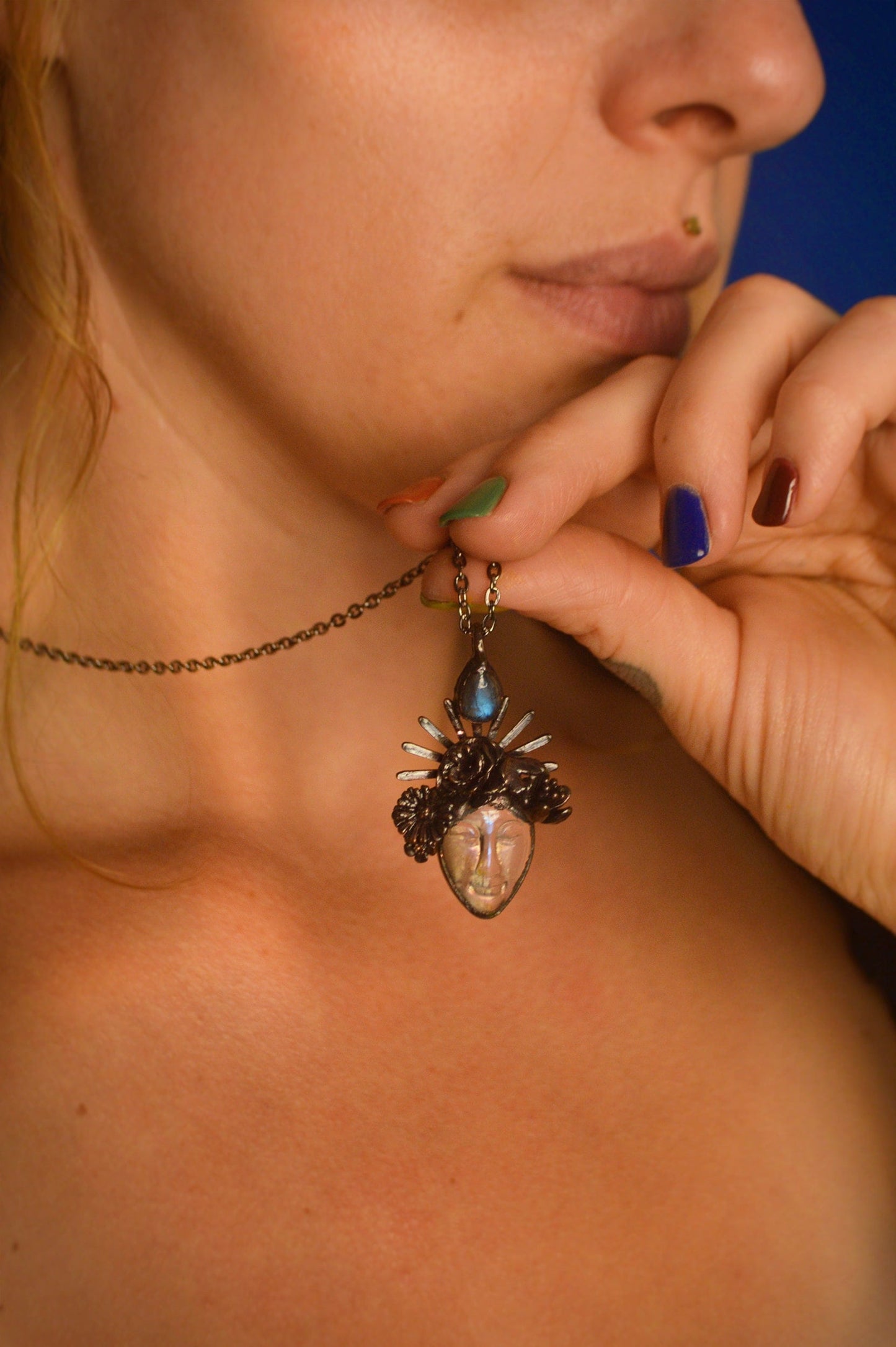 Frida collection - Flower crown face pendant with labradorite, gunmetal necklace