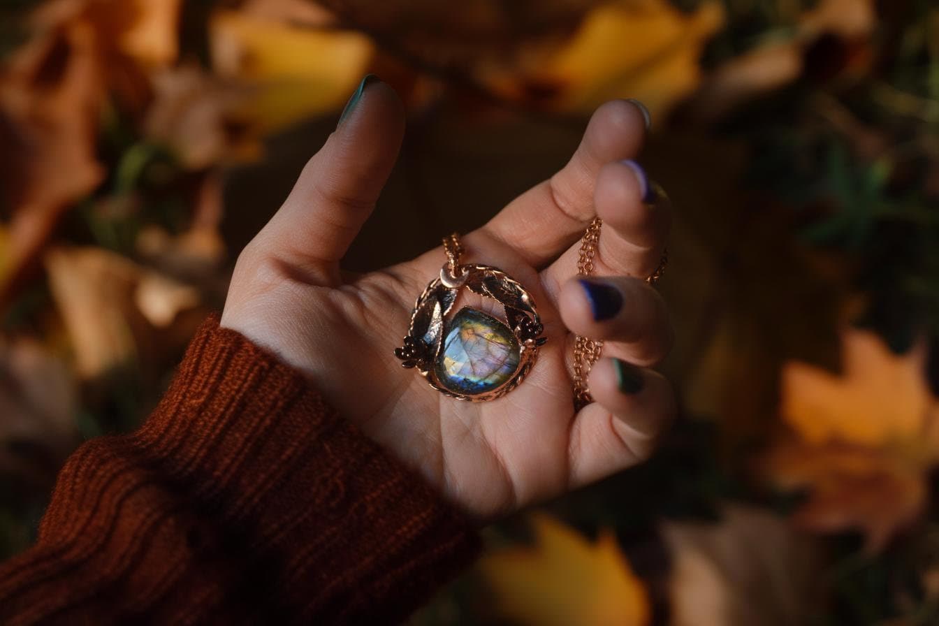 Unique piece. Rainbow labradorite botanical pendant. Dreamy fairy copper jewellery